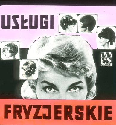 Kolorowy slajd reklamowy dotyczący usług fryzjerskich. W centralnej części znajduje się głowa kobiety, a wokół niej rozmieszczone są w niewielkich kwadratowych kadrach miniaturowe głowy innych kobiet. Prezentują różnorodne damskie fryzury. U góry widnieje napis Usługi a na dole, na różowym pasku, znajduje się napis Fryzjerskie. Na slajdzie jest również logo WSS SPOŁEM. Link do wyników wyszukiwania po haśle reklama