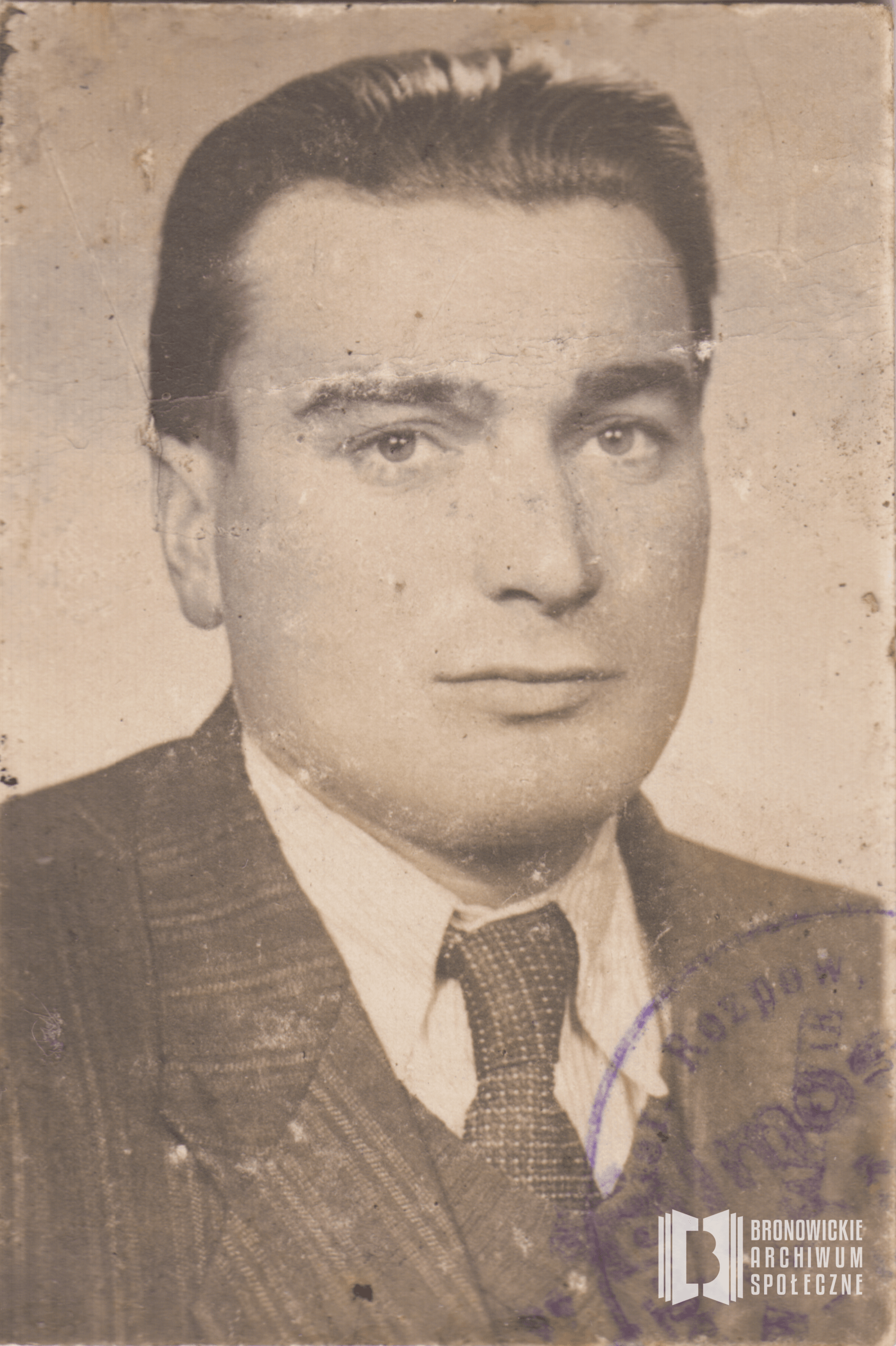 Stare zdjęcie mężczyzny w garniturze i krawacie.
