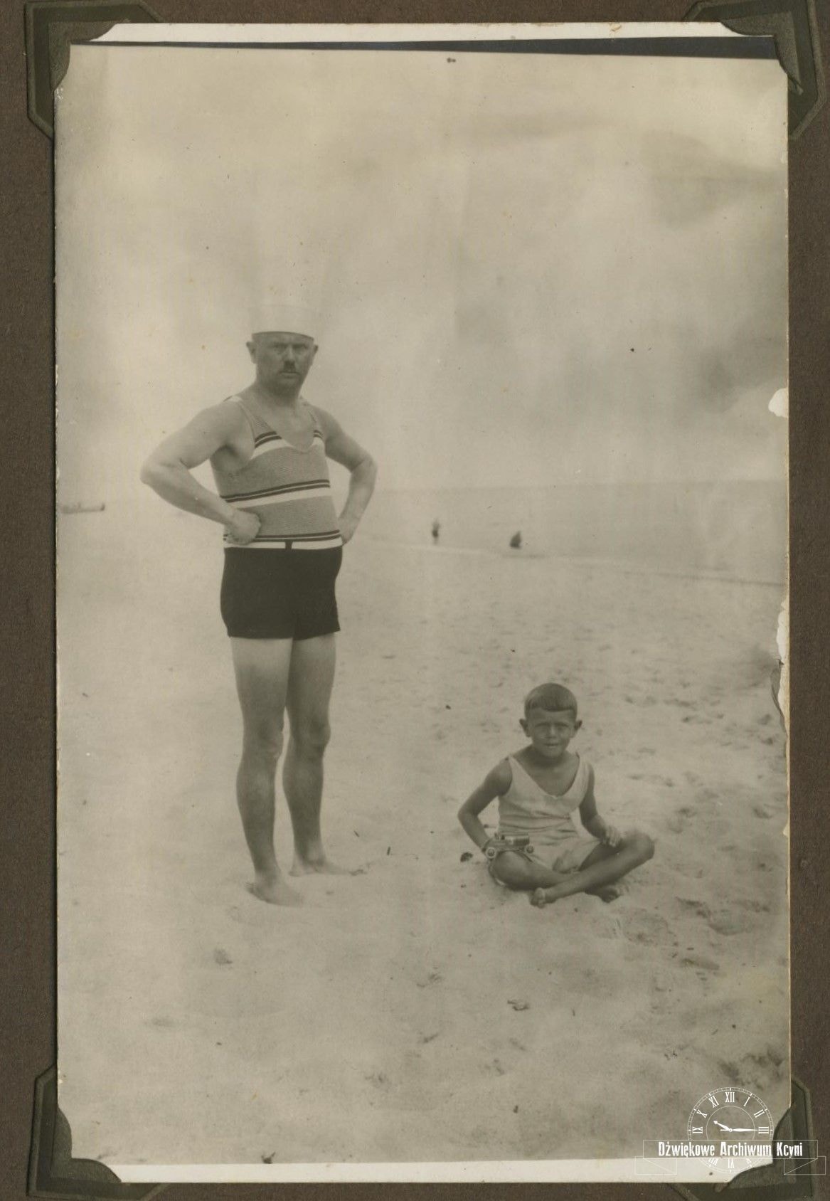 Stare zdjęcie mężczyzny i dziecka na plaży.