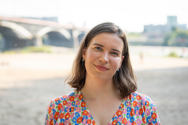 Anna Dobrowolska-Doktorka historii, absolwentka Uniwersytetu Oksfordzkiego i Kolegium MISH Uniwersytetu Warszawskiego. Pracuje na Wydziale Socjologii UW. Stypendia postdoktorskie realizowała we Florencji, Genewie i Poczdamie.