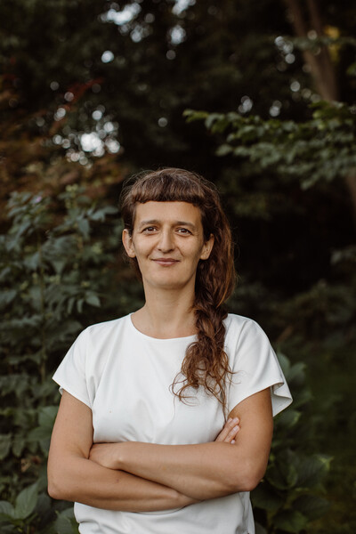 Ewa Hubar-Antropolożka z wykształcenia, UX-owczyni z zamiłowania, choreografka z potrzeby ruchu i menadżerka kultury z codziennej praktyki. Od lat łączy ludzi, historie i projekty, realizując działania kulturalne, artystyczne oraz badawcze w Polsce i za granicą. Na co dzień koordynatorka w Dziale Projektów Kulturalnych Centrum Archiwistyki Społecznej.