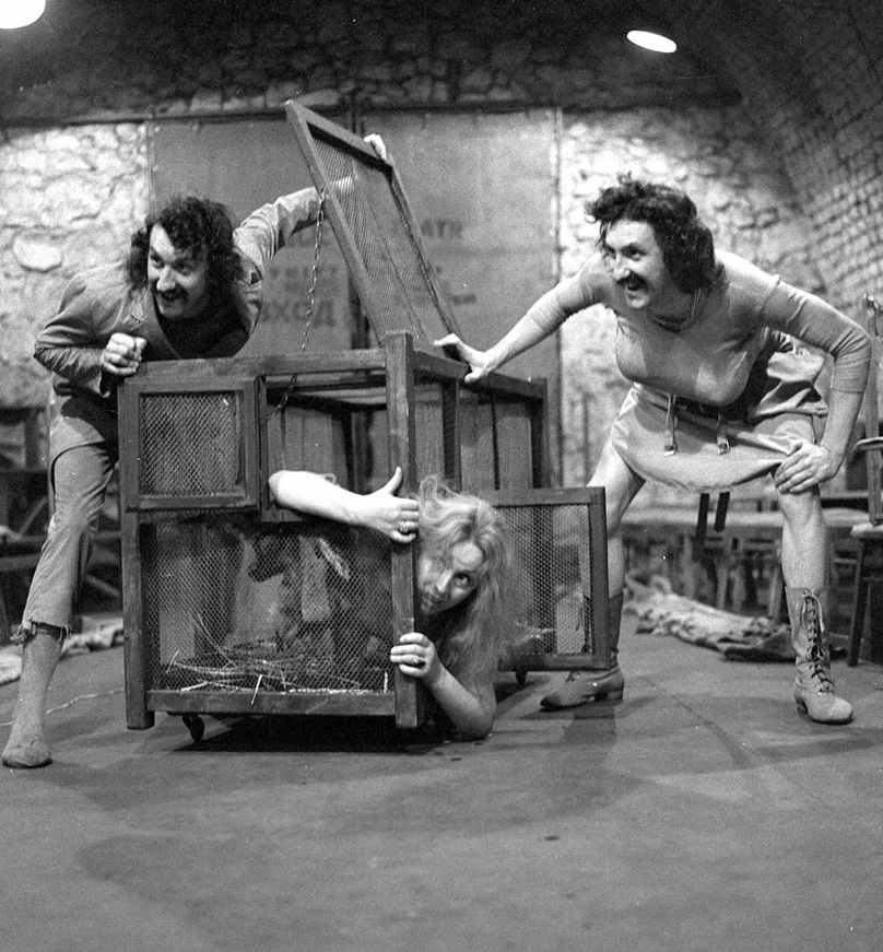 Dwóch aktorów i aktorka na scenie w trakcie przedstawienia. Link do wyników wyszukiwania hasła aktorzy