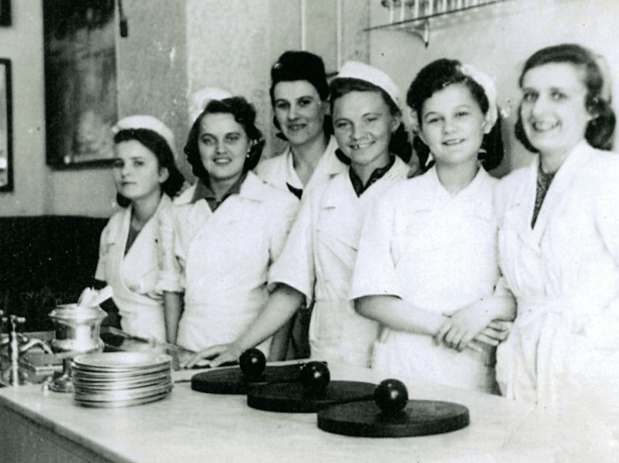 Grupa kobiet stojących w kuchni.